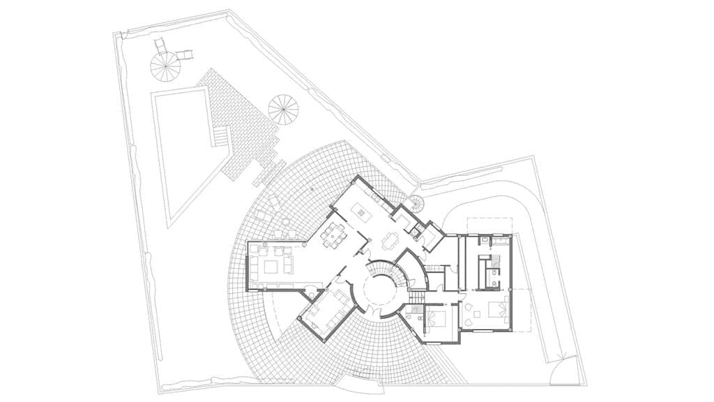 La vivienda se articula en forma de aspa alrededor del gran núcleo central compuesto por la escalera curva y el hall de doble altura.